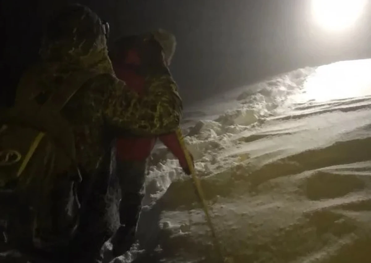 Karkonoscy goprowcy nie zalecają dziś wyjścia wysoko w góry. Po opadach śniegu pogorszyły się tam warunki do wędrówek. Są duże zaspy. W weekend ratownicy ruszali do akcji 9 razy. 