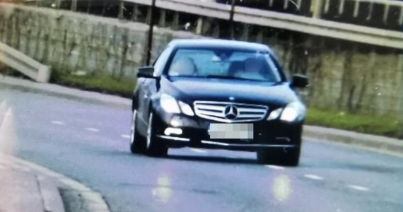 Z prędkością 145 km/h jechał 39-letni kierowca mercedesa trasą, na której obowiązuje ograniczenie prędkości do 50 km/h. Jak tłumaczył policjantom w trakcie kontroli, "nie czuł prędkości". Kierowca prowadził pojazd, który nie miał aktualnych badań technicznych.