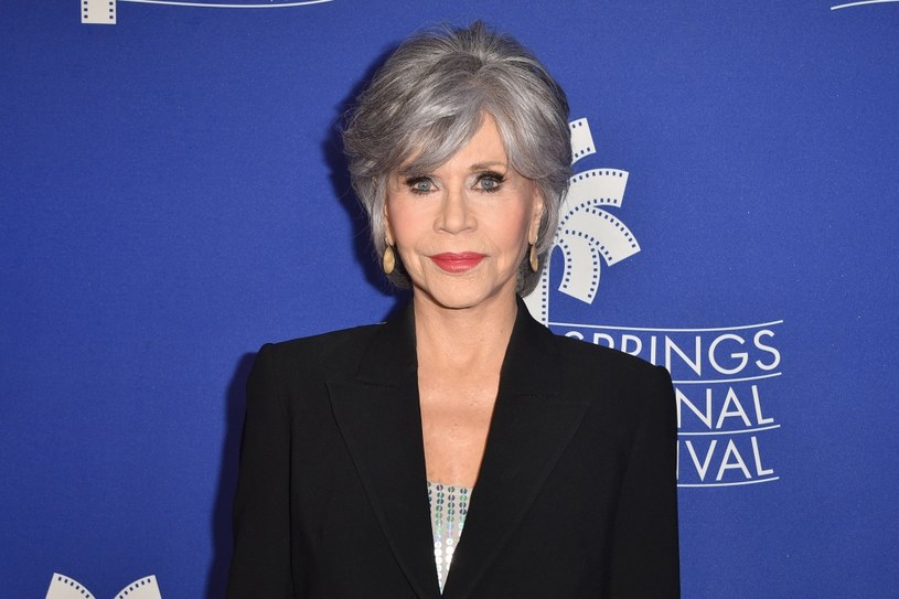 Jane Fonda występuje wraz z Lily Tomlin, Ritą Moreno i Sally Field w nowej komedii, w której czwórka przyjaciółek wygrywa bilety na Super Bowl. "80 for Brady" zadebiutuje na amerykańskich ekranach kin 3 lutego, a 85-letnia aktorka opowiedziała o pierwszym spotkaniu Toma Brady'ego.