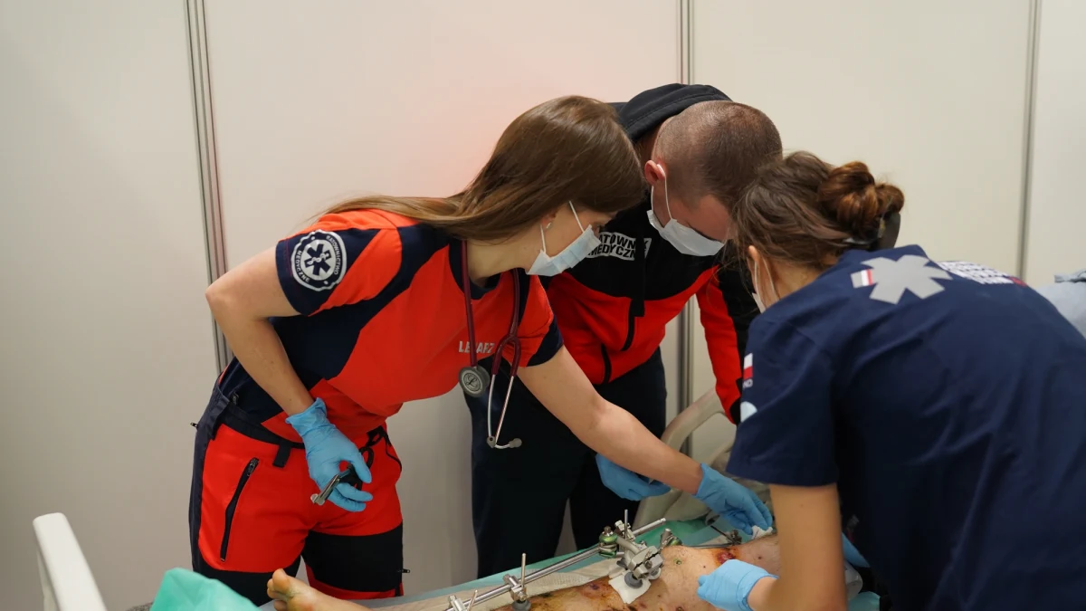 Spora część pacjentów, którzy trafiają do centrum ewakuacyjnego w Rzeszowie Jasionce, widziała piekło. Sami mówią tak o przeżyciach na froncie, na który wyruszyli po rozpoczęciu rosyjskiej inwazji na ich ojczyznę. Kiedy zostają ranni – dla lekarzy i ratowników przestają być żołnierzami. To pacjenci, którym trzeba pomóc. Obecna sytuacja w Ukrainie uniemożliwia jednak ich skuteczne leczenie, wykonywanie skomplikowanych operacji czy profesjonalną rehabilitację. Ranni z frontu to jednak tylko część osób, które trafiają do Medevac Hub w Jasionce. Razem z nimi trafiają tu chorzy np. z nowotworami czy chorobami przewlekłymi. Po wstępnych badaniach zapadają decyzję o skierowaniu ich do konkretnych szpitali w całej Europie.