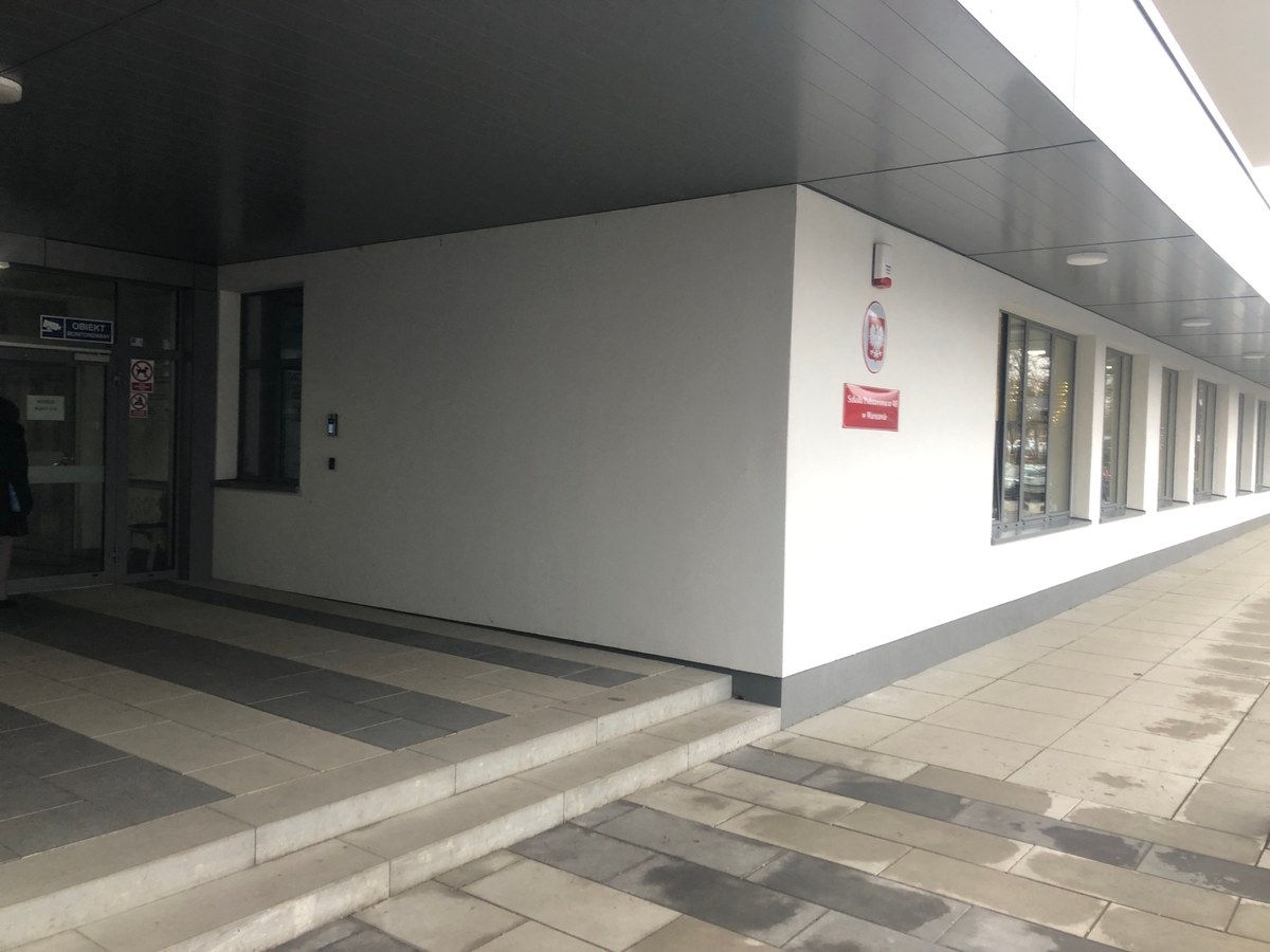 "Szkoła może dobrze działać bez dzwonków" - przekonują uczniowie ze Szkoły Podstawowej numer 403 na warszawskich Odolanach i ich rodzice. Od trzech tygodni dzwonki, które ogłaszały początek i koniec lekcji milczą. Zrezygnowano z nich, by było ciszej i spokojniej.

