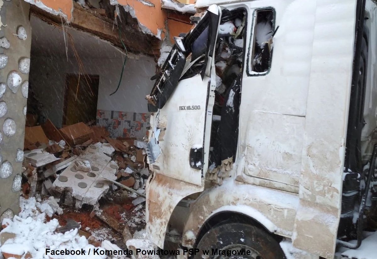 W takim stanie dom nie może być zamieszkany - stwierdzili urzędnicy z nadzoru budowlanego po oględzinach budynku w Warmińsko-Mazurskiem, w który w sobotę rano wjechał tir. "Jego mieszkańcy (starsze małżeństwo - red.) znaleźli schronienie u najbliższej rodziny" - powiedział sekretarz gminy Piecki Hubert Sadownikow.