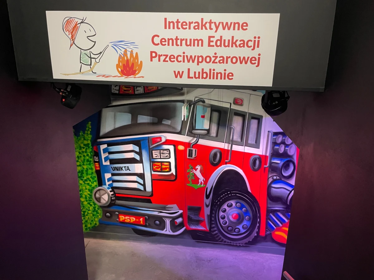 Centrum Edukacji Przeciwpożarowej powstało w lubelskiej komendzie Państwowej Straży Pożarnej. Ścieżka edukacyjna jest przeznaczona dla dzieci i młodzieży. Aranżacja pomieszczeń pozwala pokazać m.in. zagrożenia pożarowe, jakie występują w mieszkaniach oraz skutki wypadków drogowych czy katastrof budowlanych.

