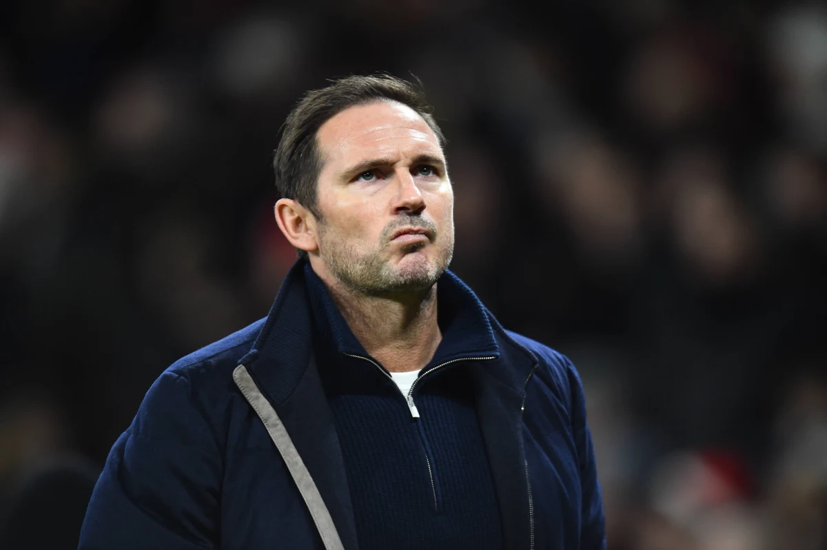 ​Frank Lampard nie jest już trenerem piłkarzy Evertonu - potwierdził w poniedziałek wieczorem klub Premier League. Po sobotniej porażce z West Ham 0:2 zespół zajmuje przedostatnie miejsce w tabeli Premier League.