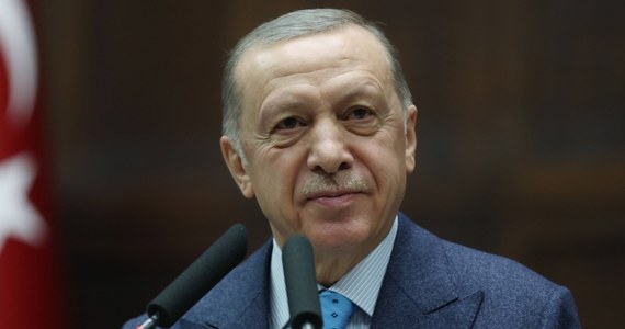 ​Prezydent Turcji Recep Tayyip Erdogan powiedział, że szwedzkie władze nie dostaną wsparcia Ankary w kwestii członkostwa w NATO. Wszystko przez sobotnie wydarzenia, gdy przed ambasadą Turcji w Sztokholmie skrajnie prawicowy polityk wygłosił przemówienie potępiające islam i spalił Koran.