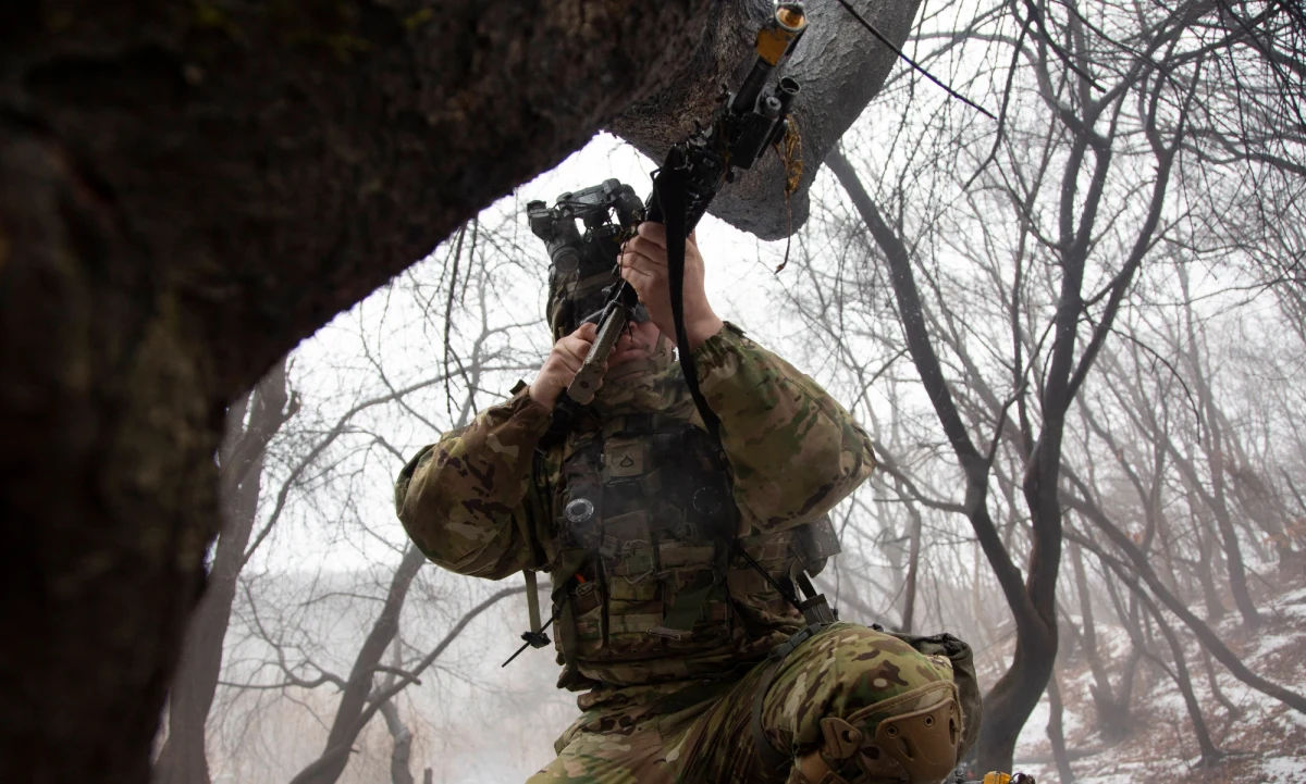 Stany Zjednoczone i Izrael rozpoczęły manewry wojskowe "Juniper Oak 23", które są największymi jak dotąd wspólnymi ćwiczeniami tych sił. Obejmują działania morskie, lądowe, powietrzne, kosmiczne oraz związane z wojną elektroniczną. Celem ich jest między innymi postraszenie niektórych nieprzyjaznych krajów. 