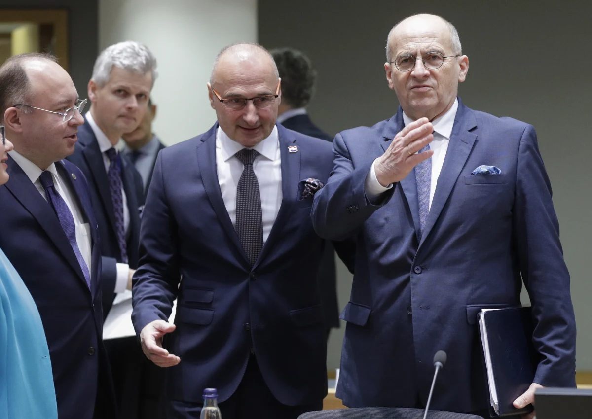 Złożymy wniosek o aprobatę Niemiec dla przekazania przez Polskę czołgów Leopard 2 Ukrainie - zapewnił w poniedziałek w Brukseli szef polskiej dyplomacji Zbigniew Rau po spotkaniu unijnych ministrów spraw zagranicznych.