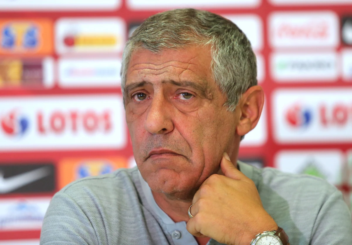 Były trener reprezentacji piłkarskiej Jacek Gmoch przyznał, że odczuwa smutek z powodu pominięcia Polaka przy obsadzaniu funkcji selekcjonera reprezentacji kraju. ​"Fernando Santos jest stanowczym człowiekiem kompromisu" - powiedział Gmoch o portugalskim trenerze, który jutro ma zostać oficjalnie ogłoszony selekcjonerem reprezentacji Polski w piłce nożnej.