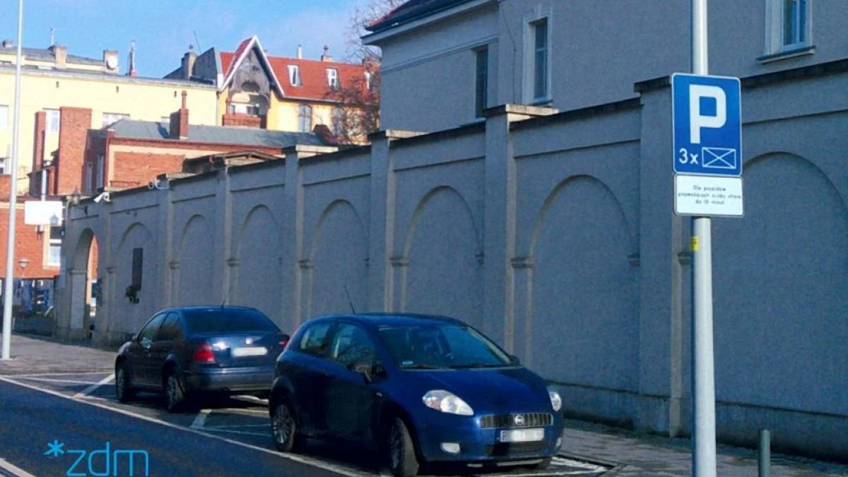 Trzy tzw. koperty, na których można bezpłatnie parkować do 15 minut zostały wyznaczone na ul. Jarochowskiego przy wejściu do szpitala. Mają one służyć osobom, które przywożą pacjentów, odbierają bliskich z poradni albo ze szpitala Świętej Rodziny.