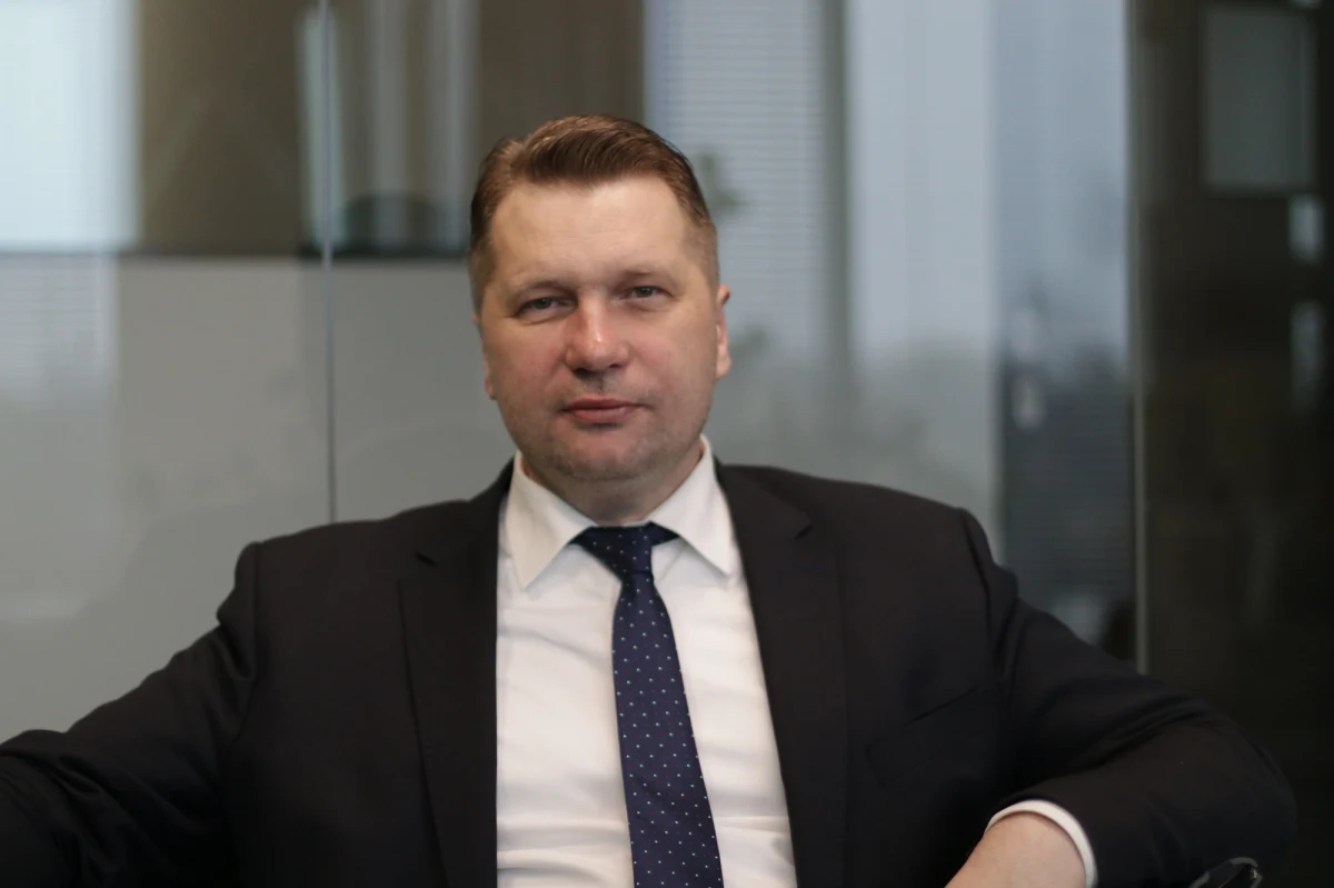 „Wszystko jest i będzie zgodnie z prawem i dalej będziemy wspierać tego typu znakomite organizacje, a jednostki szkodliwe i lewackie żadnych pieniędzy z MEiN nie otrzymają” – powiedział w rozmowie z Onet.pl minister edukacji i nauki Przemysław Czarnek, odnosząc się do otrzymania 5 mln zł przez Fundację Polska Wielki Projekt. Pieniądze zostaną przeznaczone na zakup willi od Skarbu Państwa.