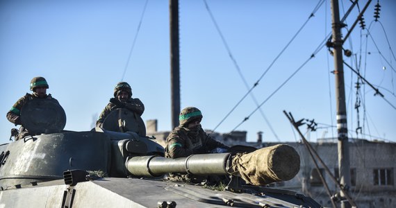 Siły rosyjskie przygotowują się do przeprowadzenia w nadchodzących miesiącach zdecydowanej operacji wojskowej w Ukrainie. Akcja może mieć zarówno charakter ofensywny, jak i defensywny - informuje amerykański Instytut Studiów nad Wojną (ISW). Dodaje, że taką ocenę sytuacji potwierdza też ukraiński wywiad wojskowy HUR.