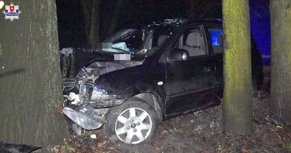 45-letni kierowca trafił do szpitala po wypadku, do którego doszło w nocy w Branicy Radzyńskiej na Lubelszczyźnie. Na łuku drogi mężczyzna stracił panowanie nad autem, wypadł z drogi i uderzył w drzewo. Policjantom tłumaczył, że przecierał szybę i nie zauważył zakrętu.

