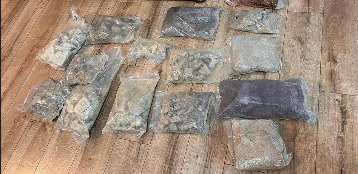 Kilkadziesiąt kilogramów narkotyków o czarnorynkowej wartości 3 mln zł przejęli funkcjonariusze z jędrzejowskiej policji. Zatrzymano trzy osoby, którym przedstawiono zarzut udziału w zorganizowanej grupie przestępczej - poinformowała we wtorek świętokrzyska policja.

