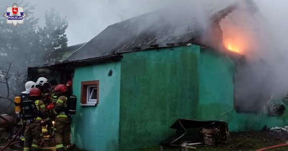 Tragiczny pożar w wsi Tchórzew na Lubelszczyźnie. Nad ranem ogień strawił drewniany dom. Podczas akcji gaśniczej strażacy znaleźli zwłoki mężczyzny - najprawdopodobniej 72-letniego właściciela posesji.

