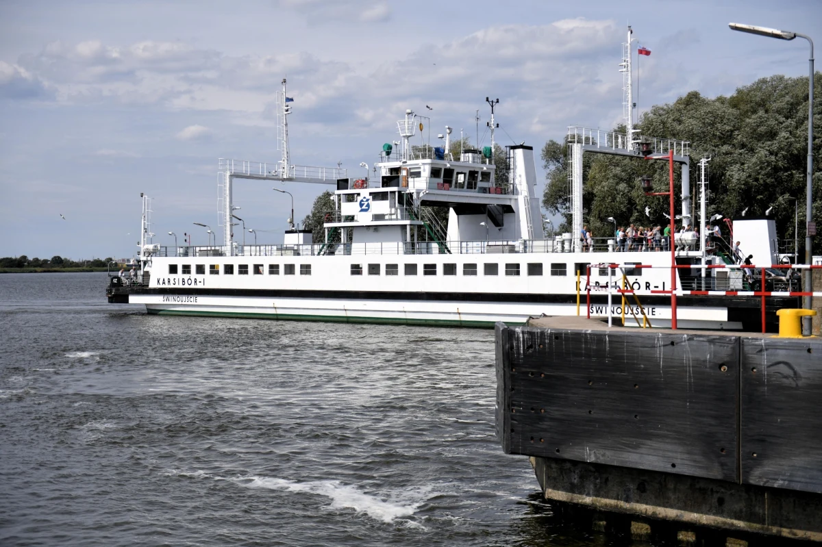 Promy, które stanowią część naszego miejskiego krajobrazu, staną się tylko jedną z alternatyw w komunikacji – powiedział prezydent Świnoujścia Janusz Żmurkiewicz. Wraz z planowanym na maj otwarciem tunelu pod Świną wejdą zmiany w komunikacji miejskiej, a kursowanie promów zostanie ograniczone.