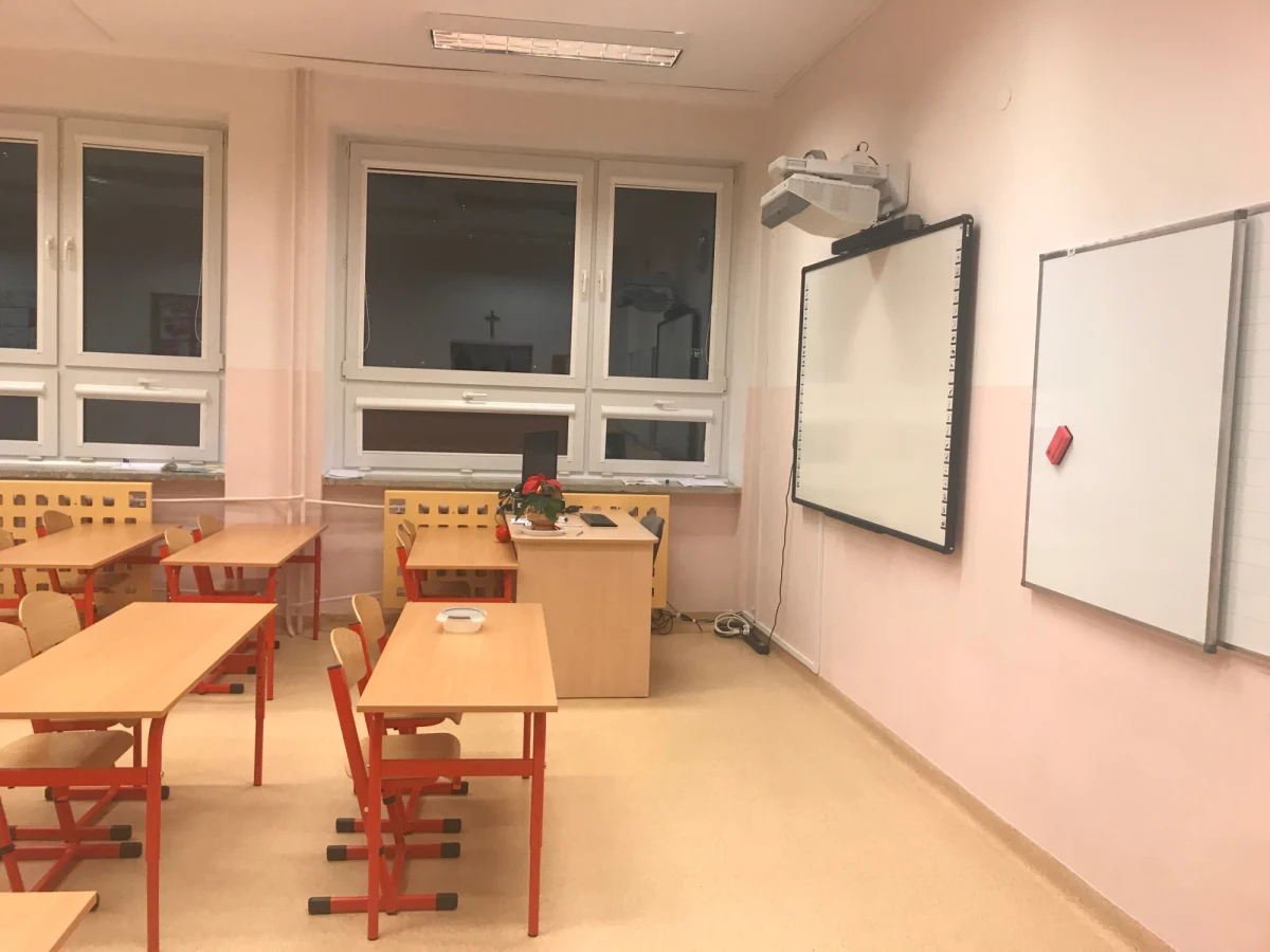 Począwszy od września tego roku, wszyscy uczniowie IV klasy otrzymają nieodpłatnie laptopy, które będą służyły im przez kolejne lata edukacji. W tym roku sprzęt trafi do 370 tys. uczniów - poinformował premier Mateusz Morawiecki. Na konferencji nie pojawiła się informacja, jakie parametry posiadać będą przekazane uczniom laptopy.