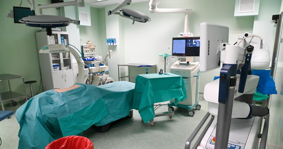 Ma poprawić efektywność leczenia onkologicznego, zwiększyć dokładność operacji i skrócić ich czas. Robot neurochirurgiczny wraz z nawigacją i ramieniem 3D trafił do Szpitala Klinicznego nr 1 Pomorskiego Uniwersytetu Medycznego w Szczecinie.

