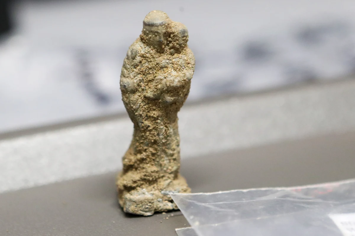 Fragmenty średniowiecznej drogi, piec do wypalania ceramiki z XVII wieku oraz przedmioty związane z codziennym życiem odkryto w czasie prac rewitalizacyjnych na Starym Rynku w Łodzi. "To pozwala nam powiedzieć, że osadnictwo było w tym miejscu już w okresie średniowiecza, czyli dużo wcześniej, niż sądziliśmy" – podkreśla archeolog dr Magdalena Majorek z Uniwersytetu Łódzkiego.