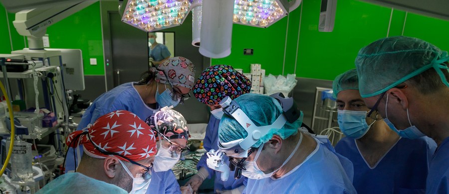 Sukcesem zakończyła się transplantacja serca u 9-letniej Leny w Uniwersyteckim Szpitalu Klinicznym Warszawskiego Uniwersytetu Medycznego. Operacja odbyła się pod koniec grudnia. Dzisiaj lekarze oficjalnie poinformowali o efektach. Był to pierwszy przeszczep w tym ośrodku u dziecka, które ma mniej niż 140 centymetrów wzrostu.