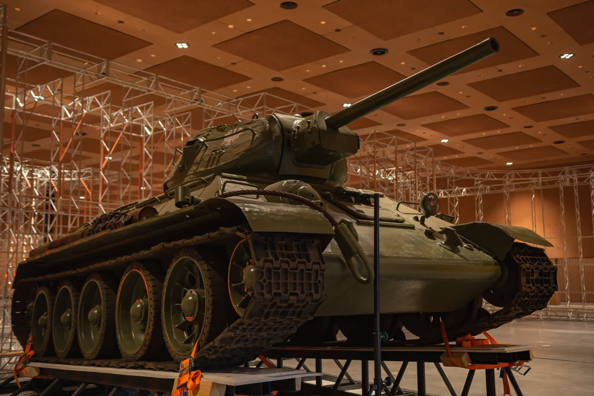 Jeszcze tylko w najbliższy weekend będzie można zwiedzać siedzibę Muzeum Wojska Polskiego przy Al. Jerozolimskich w Warszawie. Po blisko 90 latach z budynku w centrum stolicy placówka przenosi się na Żoliborz - na warszawską Cytadelę. Miłośnicy historii polskiego oręża będą jednak musieli poczekać kilka miesięcy na możliwość obejrzenia eksponatów w nowym miejscu.