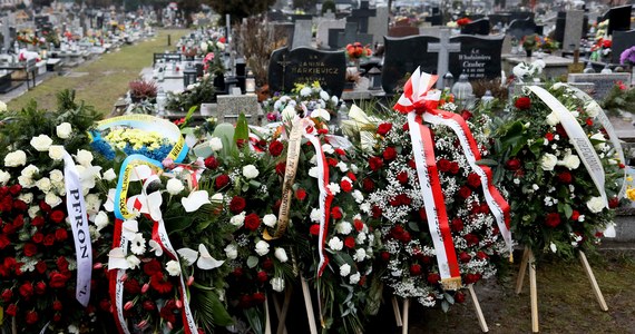 Marek Plura, zmarły w piątek senator Platformy Obywatelskiej, spoczął na cmentarzu przy ul. Sienkiewicza w Katowicach. Polityk został pośmiertnie odznaczony przez prezydenta Krzyżem Oficerskim Orderu Odrodzenia Polski.