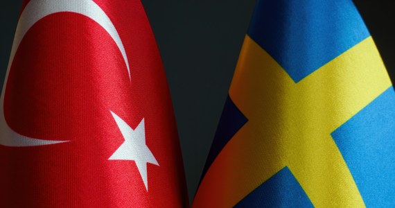 ​Po spaleniu w sobotę Koranu przed ambasadą Turcji w Sztokholmie Ankara odwołała zaplanowane na początek lutego trójstronne spotkanie ze Szwecją i Finlandią w sprawie akcesji tych krajów do NATO - podały we wtorek tureckie media, powołując się na źródła dyplomatyczne.