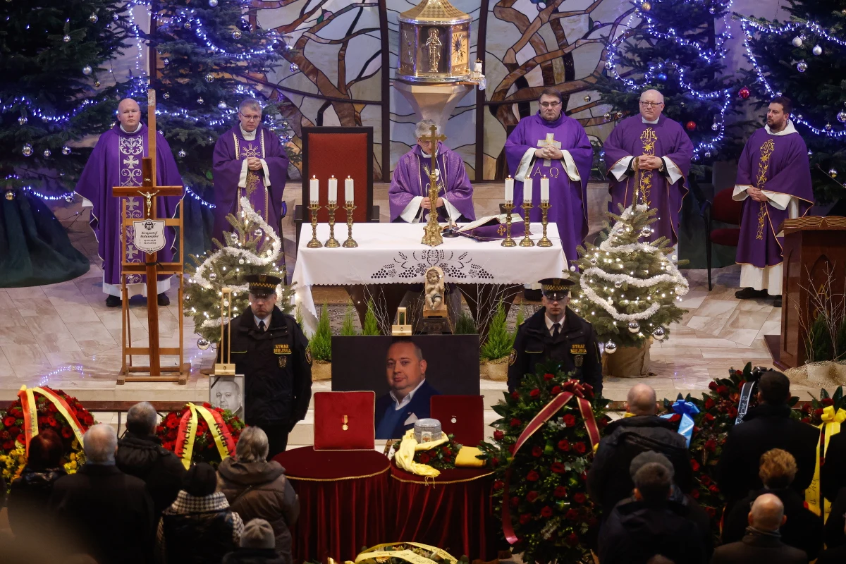 Uroczystości pogrzebowe prezesa MPK Wrocław Krzysztofa Balawejdera rozpoczęły się w kościele św. Faustyny we Wrocławiu. Szef spółki miał 44 lata, zmarł kilka dni temu.