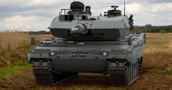 Ukraiński minister spraw zagranicznych Dmytro Kułeba wyraził przekonanie, że niemieckie czołgi Leopard 2 dotrą niedługo na Ukrainę. Maszyny te chce przekazać między innymi Polska. Niemcy, którzy są ich producentami, cały czas nie są jednak zdecydowani. "Społeczeństwo jeszcze niedawno pokazywało poparcie dla takiej decyzji, więc to jest kwestia przywództwa" - komentował w Radiu RMF24 Robert Pszczel, były szef Biura Informacji NATO w Moskwie.