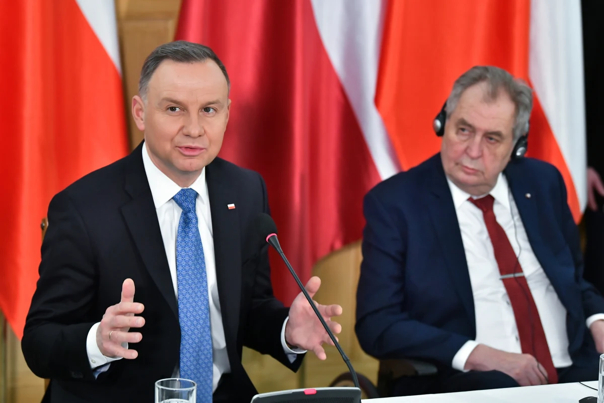 Artykuł 5. NATO nie jest teoretyczny, tylko jest wiążący i bardzo praktyczny, co jasno pokazała pomoc sojuszników po ataku terrorystycznym na Stany Zjednoczone 11 września 2001 roku - powiedział we wtorek w Czechach prezydent Andrzej Duda.