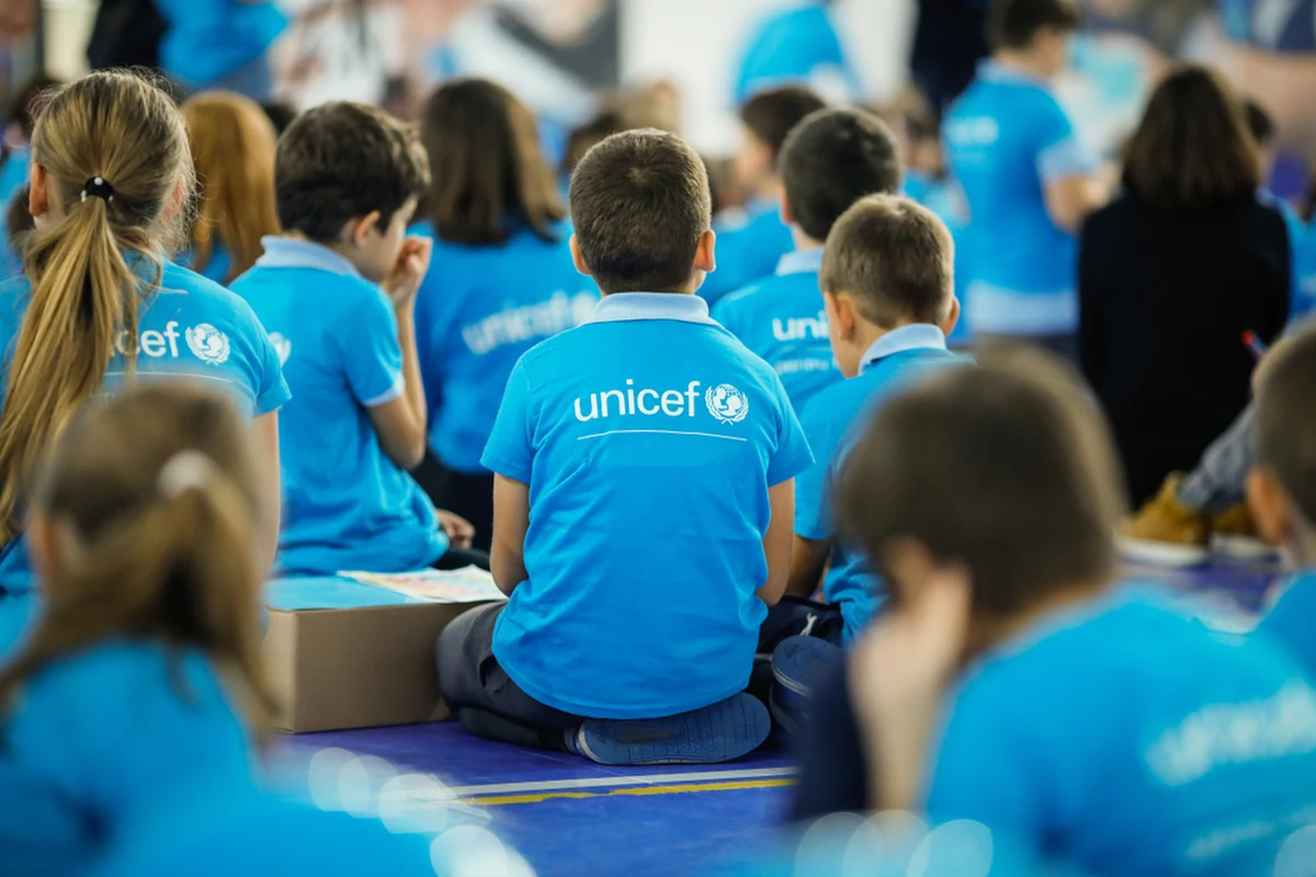 Zajęcia artystyczne, sportowe, gry i zabawy czekają na 8 tys. dzieci w krakowskich szkołach i domach kultury. Oferta na ferie zimowe, przygotowana dzięki wsparciu UNICEF, skierowana jest do uczniów wszystkich narodowości, a szczególnie do młodych Ukraińców, którzy musieli uciec przed wojną.
