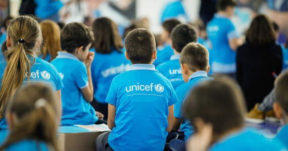 Zajęcia artystyczne, sportowe, gry i zabawy czekają na 8 tys. dzieci w krakowskich szkołach i domach kultury. Oferta na ferie zimowe, przygotowana dzięki wsparciu UNICEF, skierowana jest do uczniów wszystkich narodowości, a szczególnie do młodych Ukraińców, którzy musieli uciec przed wojną.