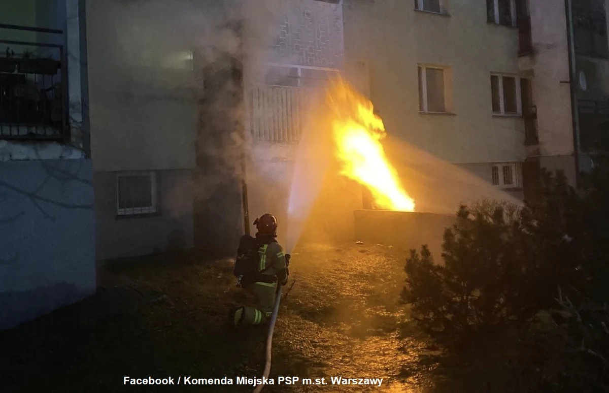 ​Około 40 osób zostało ewakuowanych z budynku przy ul. Abrahama 8A w warszawskiej dzielnicy Gocław. Zapaliła się tam skrzynka gazowa, płomienie sięgały 3-4 metrów.