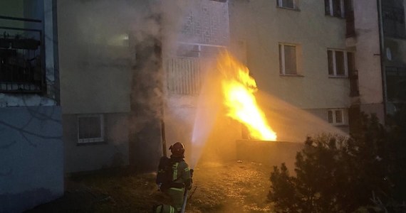​Około 40 osób zostało ewakuowanych z budynku przy ul. Abrahama 8A w warszawskiej dzielnicy Gocław. Zapaliła się tam skrzynka gazowa, płomienie sięgały 3-4 metrów.