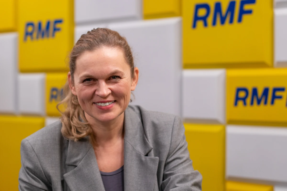 "Zaufanie do Szymona Hołowni jest w lekkiej bessie, ale jesteśmy w stanie z tym żyć i odbudowywać zaufanie" - stwierdziła Barbara Nowacka tłumacząc sytuację związaną z projektem wspólnej listy wyborczej opozycji. Jak zaznaczyła wiceprzewodnicząca Koalicji Obywatelskiej w Popołudniowej rozmowie w RMF FM, wspólny start przyniesie najlepsze efekty, a celem opozycji jest zdobycie większości konstytucyjnej, aby "obalać weto prezydenta i posprzątać po PiS-ie".