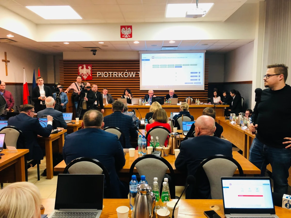 Krzyki, przepychanki słowne, wybuchy śmiechu i buczenie - w takiej atmosferze już trzecią godzinę trwa nadzwyczajna sesja Rady Miasta Piotrkowa Trybunalskiego w Łódzkiem. Miasto ostatnio zasłynęło tym, że ma gigantyczne podwyżki ciepła. 