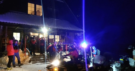 ​Akcja ratownicza w rejonie Pilska w Beskidach. Goprowcy we współpracy z policją i strażakami poszukują zaginionej turystki.