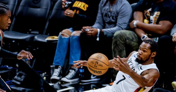 As ligi NBA i lider Brooklyn Nets Kevin Durant będzie musiał odpocząć przez co najmniej przez dwa kolejne tygodnie z powodu kontuzji kolana, której nabawił się 8 stycznia w meczu z Miami Heat (102:101) - poinformował nowojorski klub.