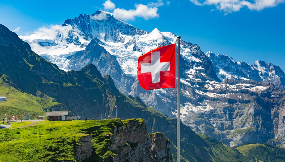 Agencja Reutera poinformowała, że Komisja Polityki Bezpieczeństwa szwajcarskiego parlamentu zarekomendowała we wtorek zmiany umożliwiające transfer broni na Ukrainę. Decyzja przeszła przy 14 głosach za i 11 przeciw.