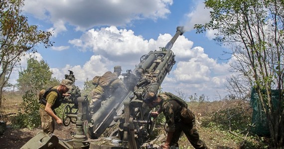 Amerykański Departament Obrony zamierza zwiększyć produkcję pocisków artyleryjskich o 500 proc. w ciągu dwóch lat - informuje "New York Times". Produkcja amunicji konwencjonalnej wzrośnie do poziomu nienotowanego od czasów wojny koreańskiej. Jak przekazuje portal, ma to na celu uzupełnienie niedoborów spowodowanych wsparciem militarnym Ukrainy oraz zbudowanie zapasu na ewentualne przyszłe konflikty zbrojne. 