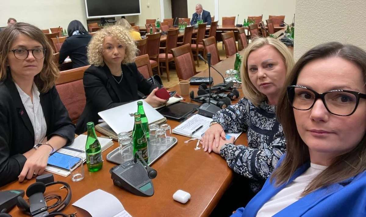 Od ostrej wymiany zdań rozpoczęło się trzecie od początku kadencji posiedzenie sejmowej podkomisji stałej ds. osób z niepełnosprawnościami. Jej zwołanie to efekt interwencji dziennikarzy RMF FM. Już na początku spotkania posłanki opozycji złożyły wniosek o odwołanie przewodniczącego Leszka Dobrzyńskiego z PiS-u - właśnie za bezczynność i niezwoływanie posiedzeń podkomisji.