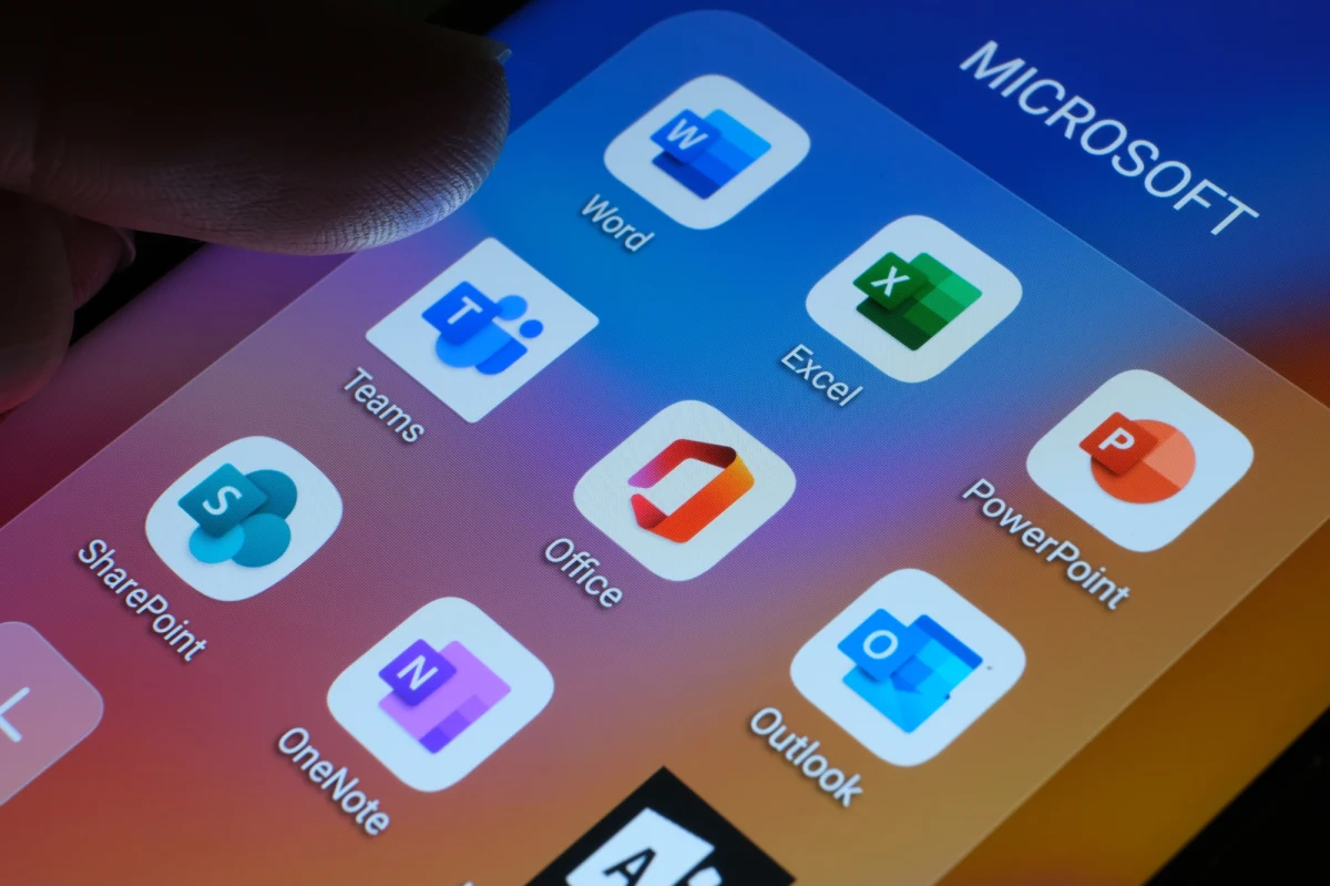 Microsoft poinformował, że wycofał zmianę systemową, która mogła być przyczyną globalnej awarii usług firmy. Użytkownicy z wielu miejsc na świecie zgłaszali problemy z działaniem m.in. Outlooka, Microsoft Teams czy OneDrive. Teraz - jak zapewniono - wszystkie usługi działają w pełni.
