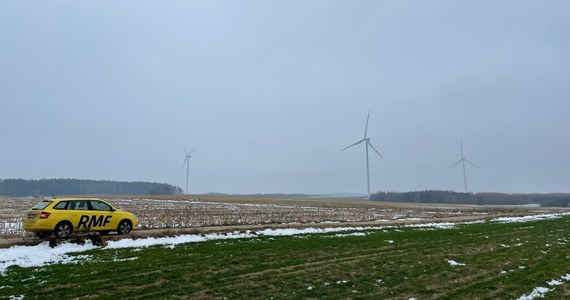 We wtorek wieczorem rozpoczęło się posiedzenie sejmowych komisji ds. energii i samorządu, na którym rozpatrywane są projekty zmiany zapisów tzw. ustawy odległościowej (wcześniej nazywanej "ustawą wiatrakową"). To jeden z 37 tzw. kamieni milowych, które Polska musi spełnić, by otrzymać 35 miliardów euro z Krajowego Planu Odbudowy. Tymczasem reporter RMF FM sprawdza, jak żyje się w sąsiedztwie elektrowni wiatrowej.