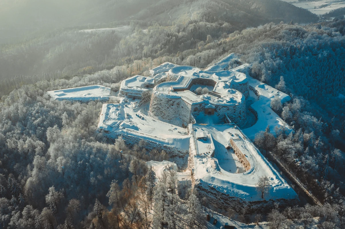 ​W Twierdzy Srebrna Góra na Dolnym Śląsku trwa odbudowa największego w kraju mostu zwodzonego. Będzie mieć blisko piętnaście metrów wysokości i wagę kilkadziesięciu ton. 