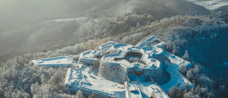 ​W Twierdzy Srebrna Góra na Dolnym Śląsku trwa odbudowa największego w kraju mostu zwodzonego. Będzie mieć blisko piętnaście metrów wysokości i wagę kilkadziesięciu ton. 
