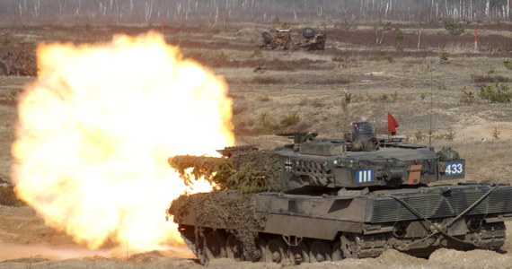 Niemcy dostarczą Ukrainie swoje czołgi Leopard 2 - przekazał kanclerz Olaf Scholz. Berlin deklaruje wolę szybkiego utworzenia dwóch batalionów leopardów. Pierwszym krokiem będzie przekazanie czternastu maszyn z wojskowych zapasów Bundeswehry.