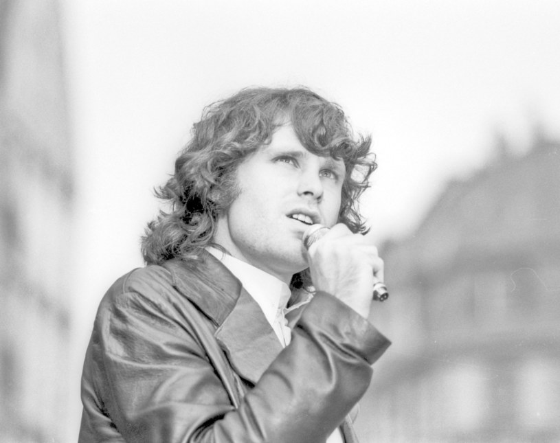 Primary Wave Music nabyło prawa do muzyki The Doors i prowadzenia działalności handlowej wykorzystującej dziedzictwo grupy od dwóch założycieli zespołu, gitarzysty Robby'ego Kriegera i rodziny nieżyjącego już klawiszowca Raya Manzarka. Finansowe warunki umowy nie zostały ujawnione. W transakcji nie wzięli udziału perkusista John Densmore i spadkobiercy Jima Morrisona.