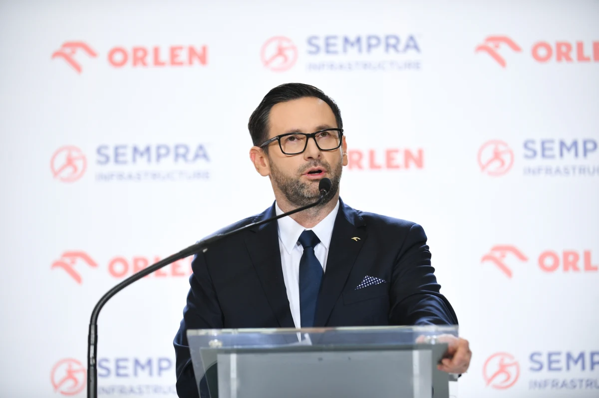 Prezes PKN Orlen Daniel Obajtek i szef amerykańskiej Sempra Infrastructure Dan Brouillette podpisali długoterminowy kontrakt na dostawy LNG. Kontrakt dotyczy dostawy 1 mln ton LNG z USA rocznie przez 20 lat od 2027 r.