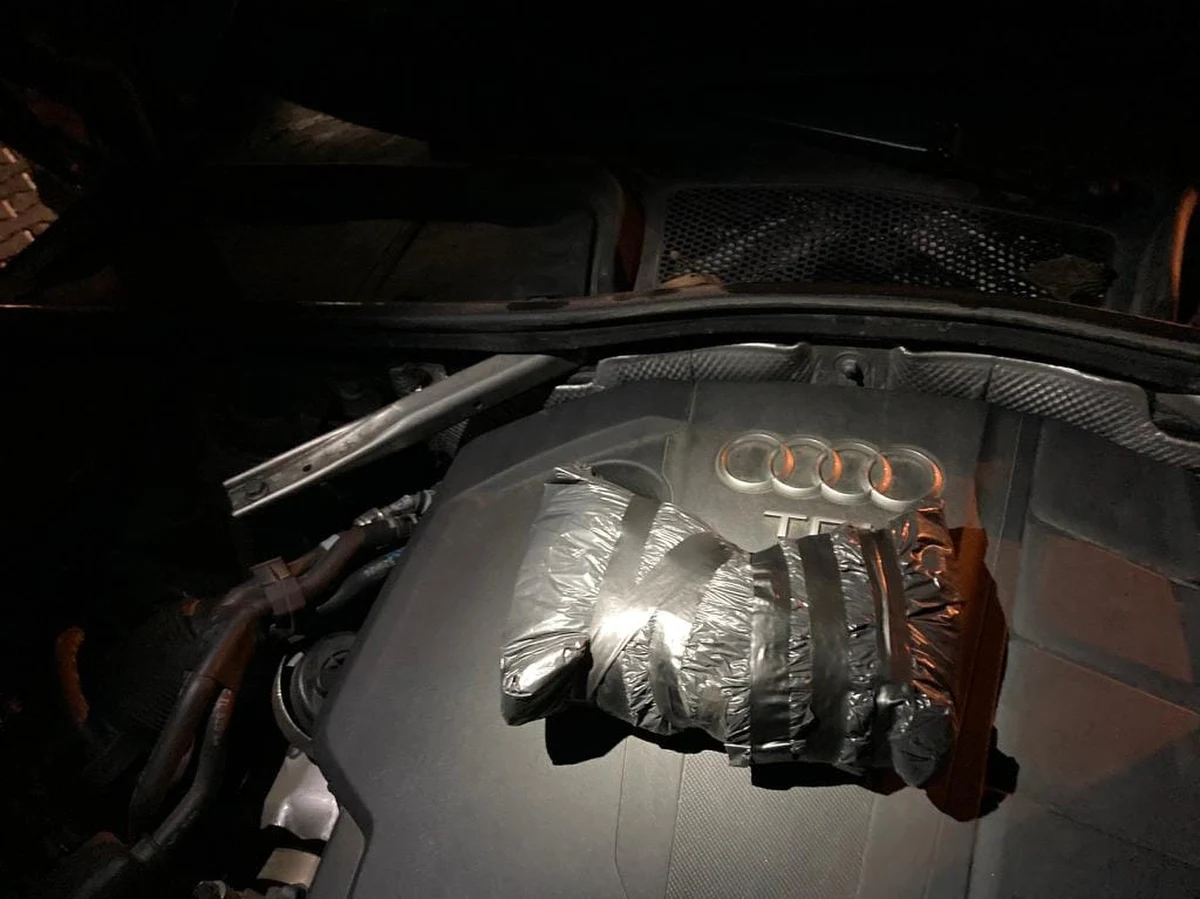 3 kg mefedronu przejęli małopolscy policjanci po zatrzymaniu dwóch mieszkańców Krakowa – 27-latka i 39-latka. 0,5 kg narkotyku znajdowało się w samochodzie, którym jechali mężczyźni, a kolejne 2,5 kg policjanci znaleźli w mieszkaniu 39-latka. W trakcie przeszukania lokalu zatrzymano również trzeciego mężczyznę – 27-latek w popłochu próbował uciekać przez okno, ale policjanci mu to uniemożliwili.