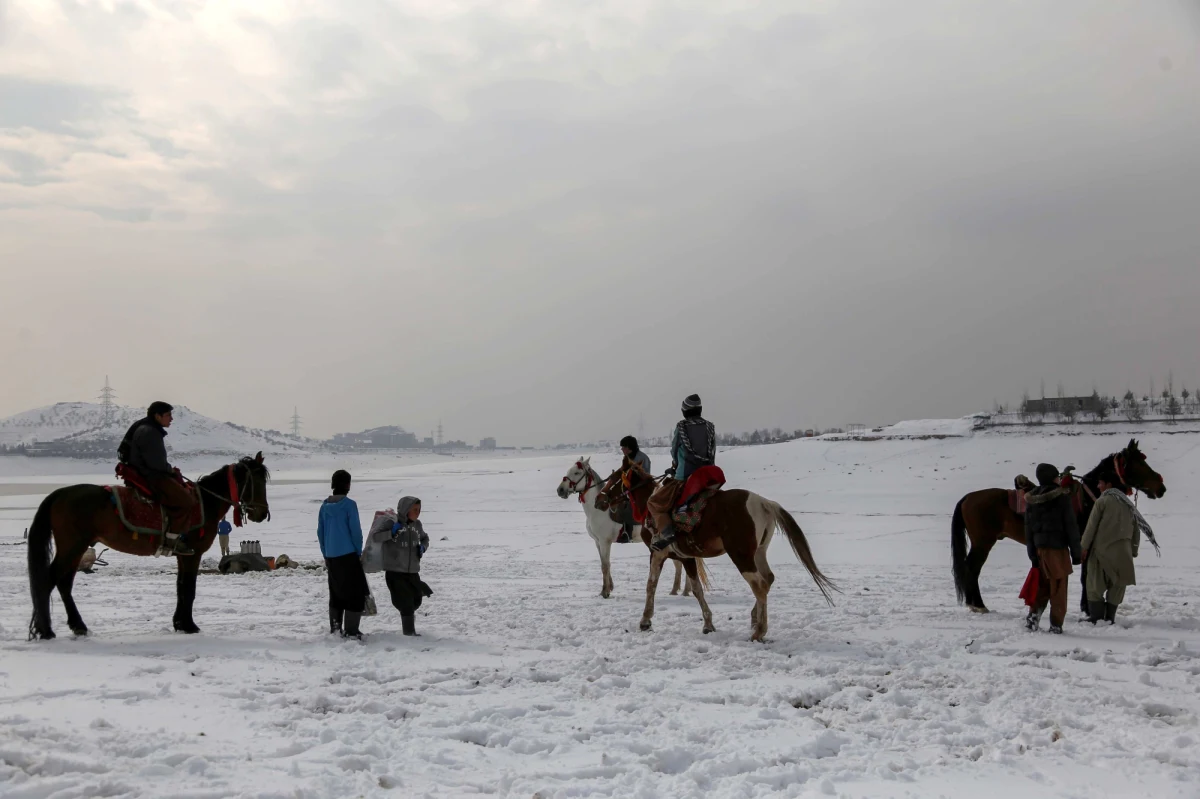 Z powodu nadzwyczaj surowej zimy w Afganistanie zmarło już co najmniej 157 osób, z czego 79 w ciągu ostatniego tygodnia - poinformowała telewizja CNN. Telewizja opiera swoje wyliczenia na wypowiedziach przedstawiciela rządzących w tym kraju talibów.