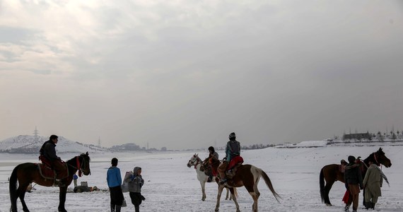 Z powodu nadzwyczaj surowej zimy w Afganistanie zmarło już co najmniej 157 osób, z czego 79 w ciągu ostatniego tygodnia - poinformowała telewizja CNN. Telewizja opiera swoje wyliczenia na wypowiedziach przedstawiciela rządzących w tym kraju talibów.